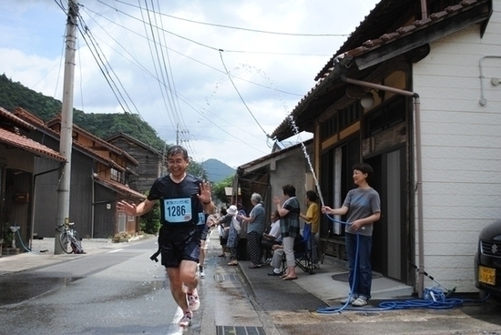 *水は冷たいけど心は温かいおもてなし、ホースのシャワー。