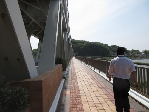 新江川橋を渡る