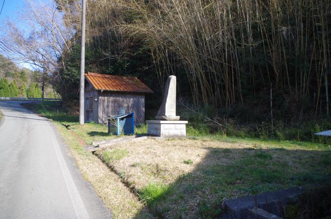 芋代官碑ひき画角