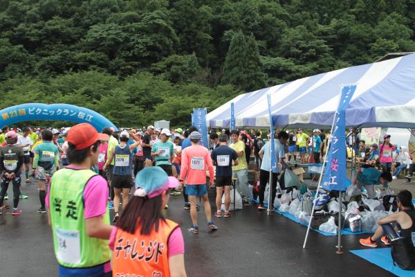 水の国。21kmマラソンスタート前の会場です。皆さん思い思いに過ごしていますね。