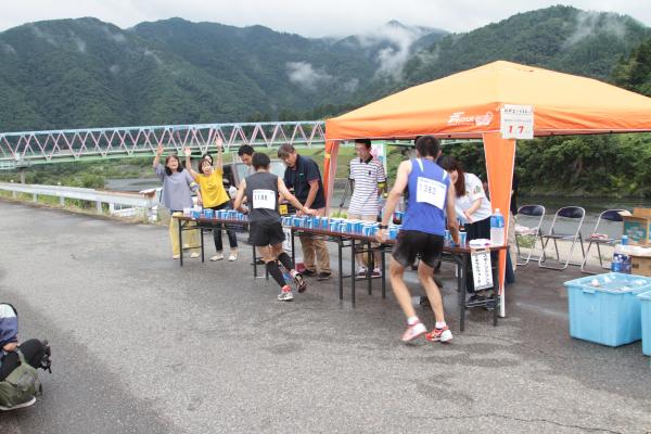 スタートから10km地点の川戸エイドは、桜江大橋の近くです。