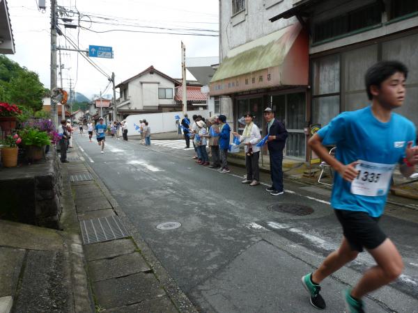 市山の町なかを駆け抜けるランナーと沿道の応援