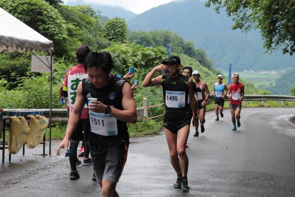 一つ目の大きな上り坂を制し、船坂峠頂上エイドに到着。遠くに町が見えます。