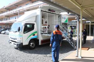 地震体験車に乗る2