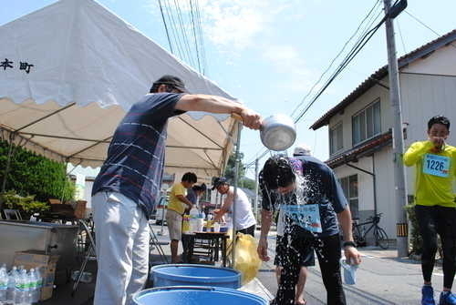 冷水を頭から浴びる参加者