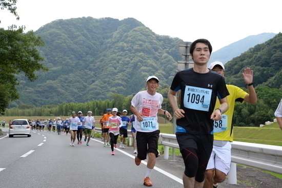 *颯爽と江の川沿いを駆け抜けるランナーたち