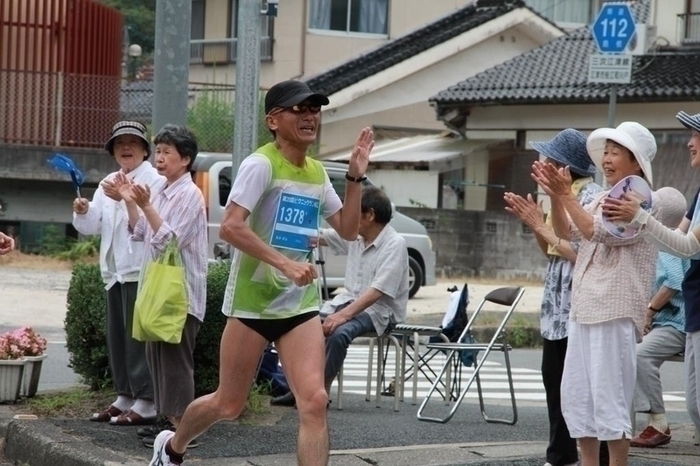 桜江町を駆け抜けるランナーと熱い応援が交差します。