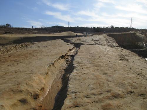 半田浜遺跡発掘現場　人工的な水路とみられる道が写る