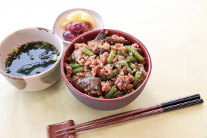 さやいんげんとなすのピリ辛みそ炒め丼