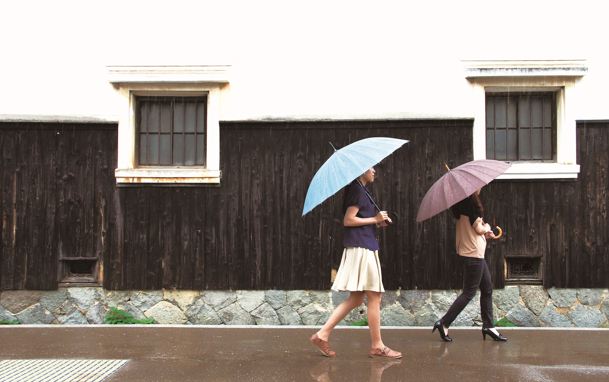 本町甍街道を歩く2人の女性の写真