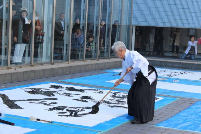 文化祭書道パフォーマンスの様子