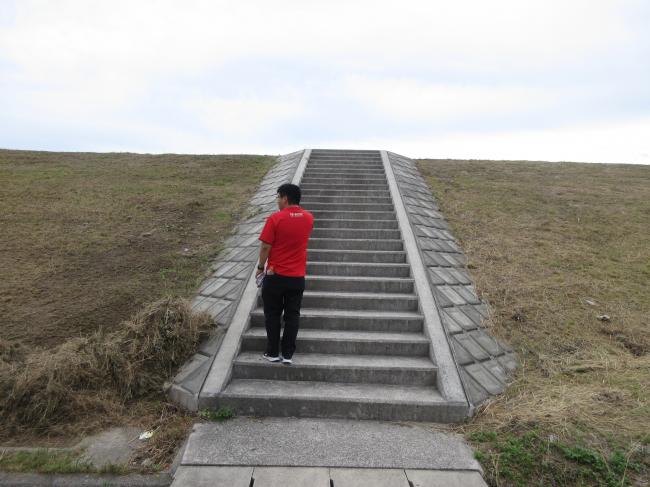 江の川堤防階段