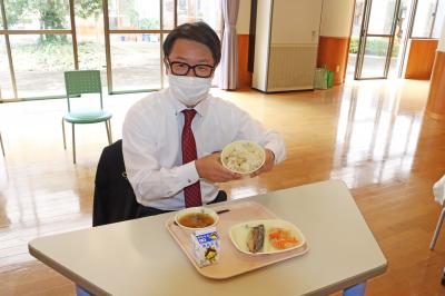 自然栽培米を使った学校給食を試食しました