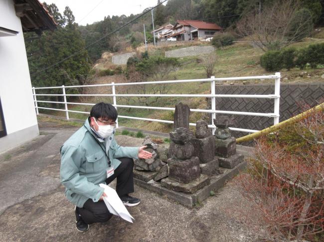 宝篋印塔と五輪塔の写真