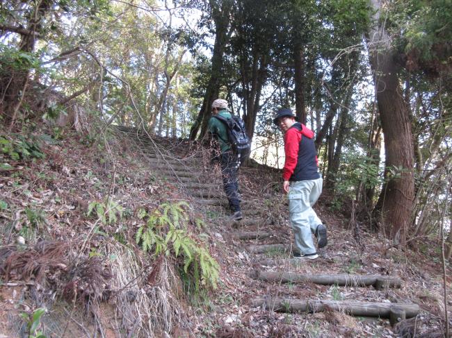 登山道を登る