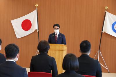 新たに入庁する新規採用職員9人に辞令を交付し、激励の言葉を伝えました。