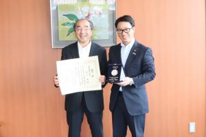 全国発明表彰で発明奨励功労賞を受賞された堀江成さんから報告を受けました。