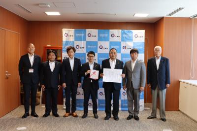 チャリティーゴルフコンペ実行委員会から寄付をいただきました。