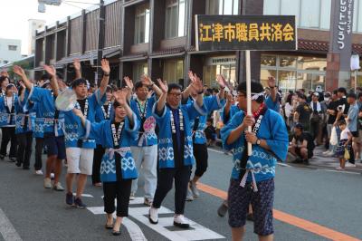 江の川祭パレードをする写真