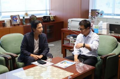 江津市出身、俳優の山田アキラさんの表敬訪問を受けた写真