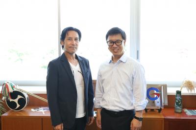 俳優の山田アキラさんの表敬訪問を受けた写真