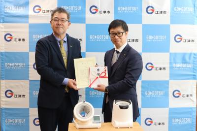 「小さな親切」運動山陰本部様より「血圧計」の贈呈を受けた写真