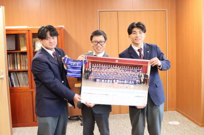 石見智翠館高等学校男子ラグビー部から大会の報告を受けました。