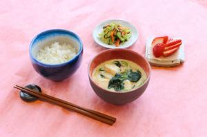 小松菜と崩し豆腐のおかず担々スープ