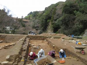 石積みの年代調査中