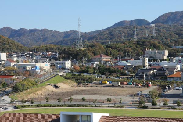 表土の鋤取りが終わった後、地中熱工事の資材などが搬入される様子