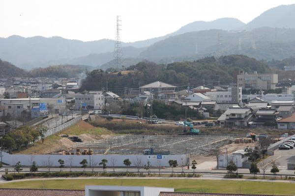 建物の基礎部分や地階ピットの地下躯体工事を行っています。俯瞰からの撮影。