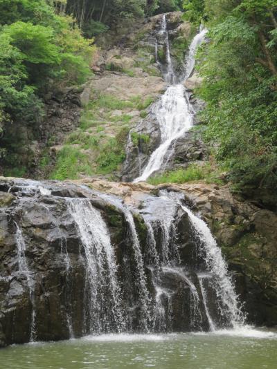 岩瀧寺の滝　青々とした緑と滝の組み合わせが美しい滝です